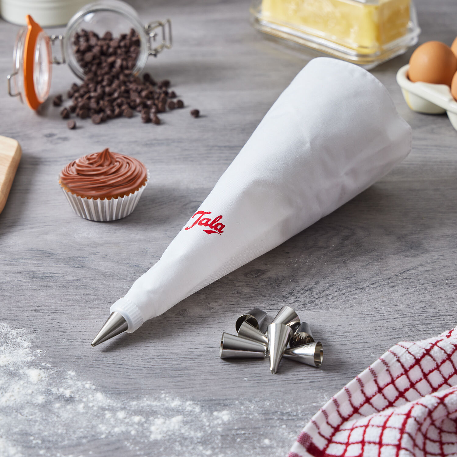 Piping bag outlet and nozzle