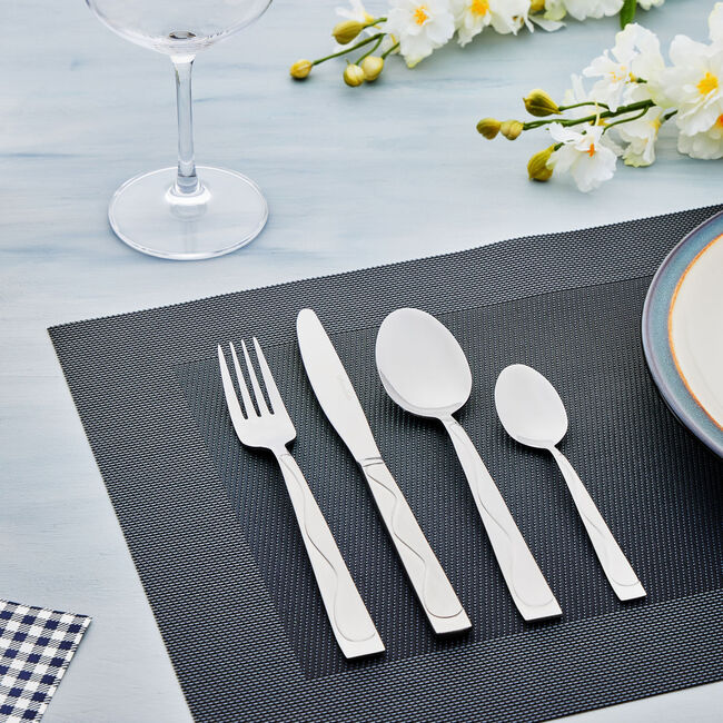 Avon 16 Piece Cutlery Set