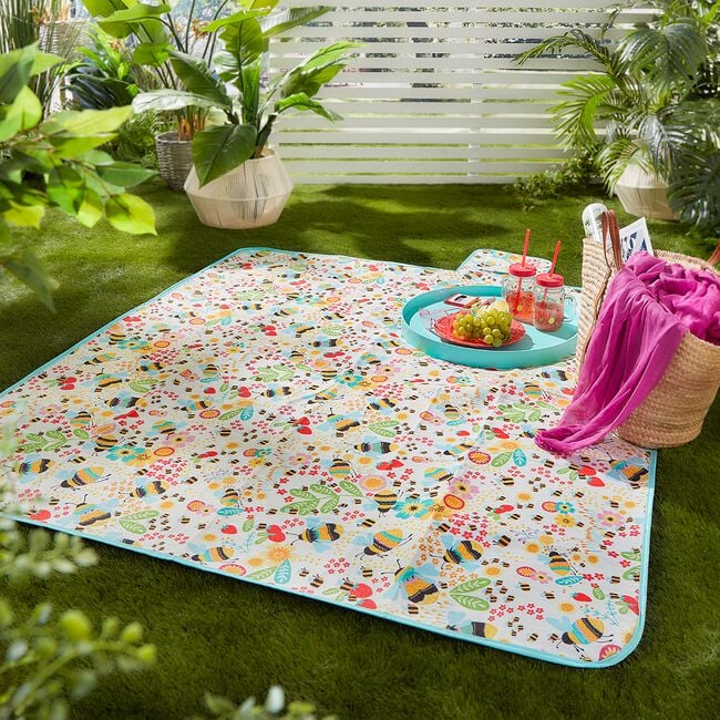 Fusion Buzzy Bee 135cm x 150cm Picnic Blanket