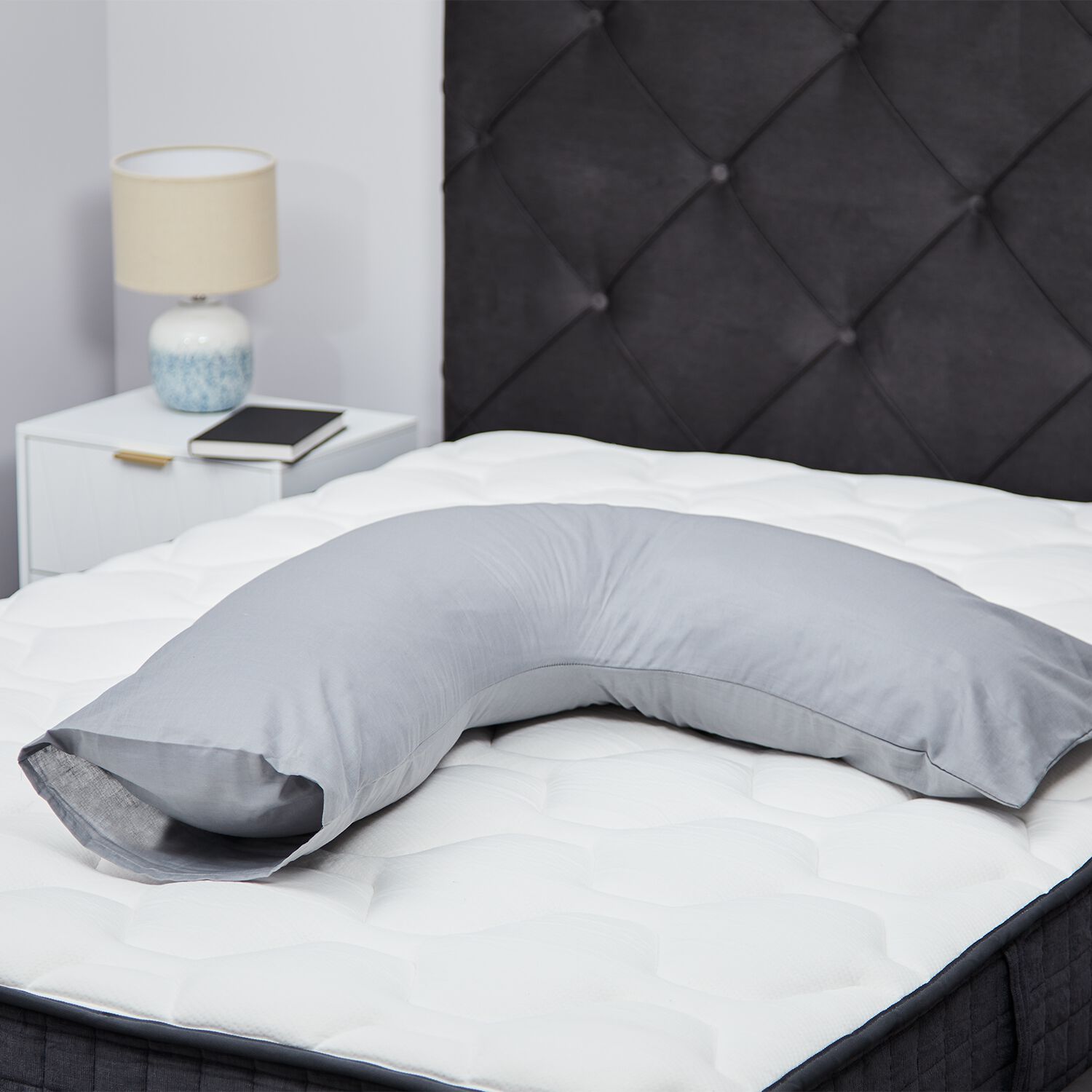 V shaped quilted pillow protector top