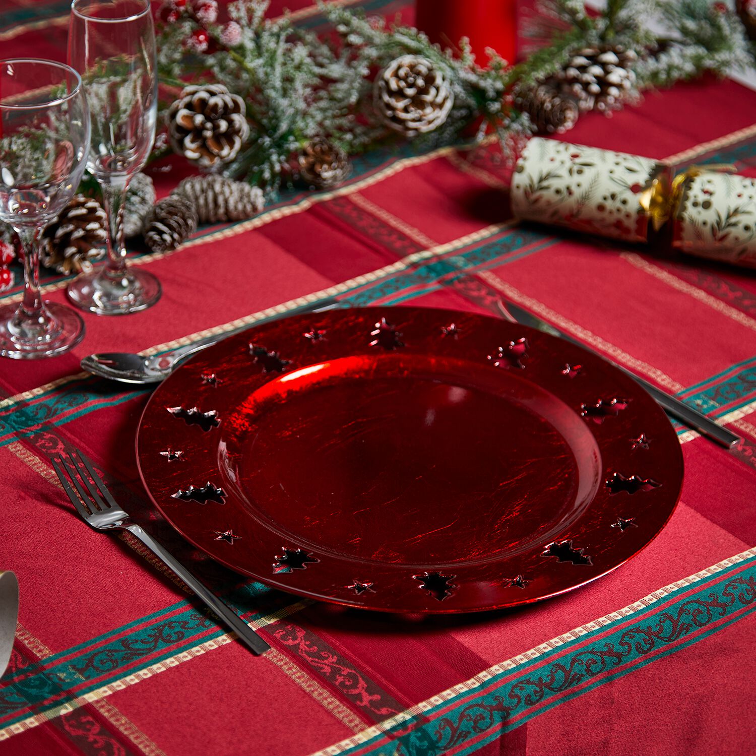 Red christmas charger plates hotsell