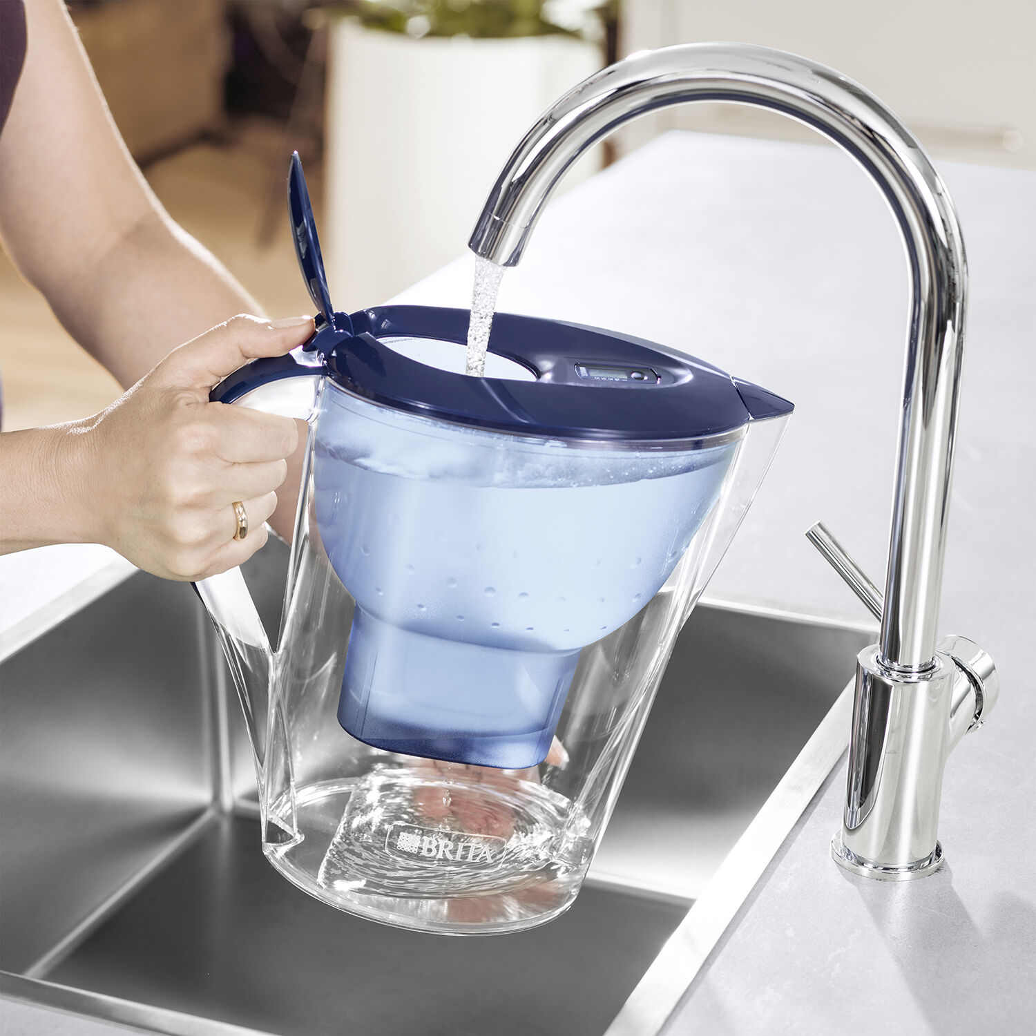 Как очищать воду из крана. Brita 33 фильтр для воды. Аквафор Brita 3,51. Кувшин Brita. Фильтрование воды кувшин.