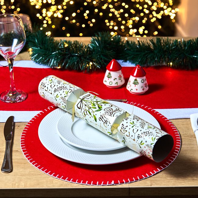 Hardy & Wells 8 Gold Mistletoe Premium Crackers