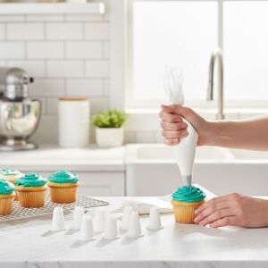 La Cucina Icing Bag with 10 Nozzles