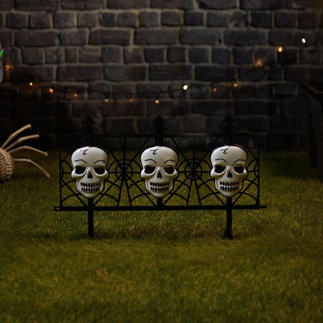 Halloween Skull Gardening Rail