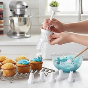 La Cucina Icing Syringe with 7 Nozzles