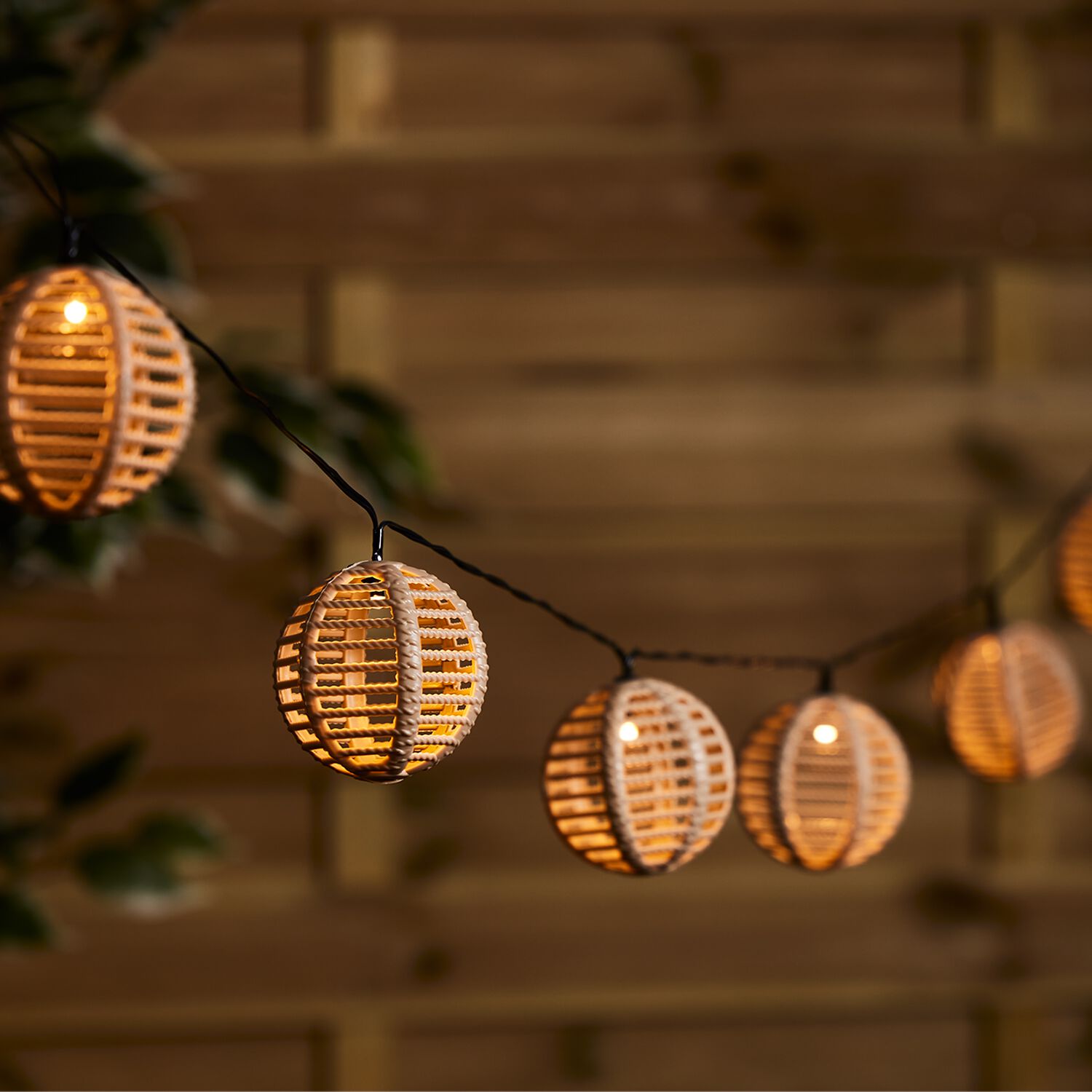 10 Natura Rattan Ball Solar Lights