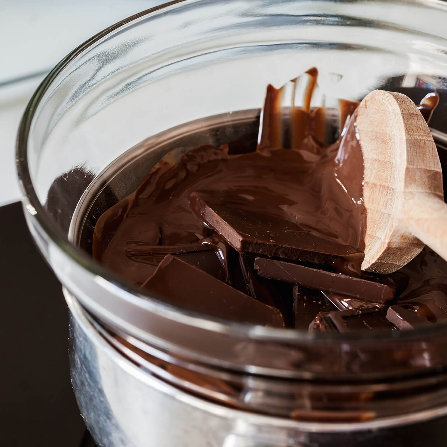 Как темперировать шоколад для клубники. Растопленный шоколад. Плавленный шоколад. Шоколад для растопления. Растопить шоколад для глазури.